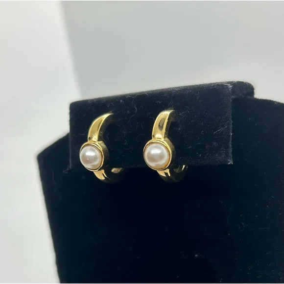 Vintage Napier dainty Gold Tone Pearl Huggie Hoop Screw Back Earrings Signed mcm - Picture 6 of 12
